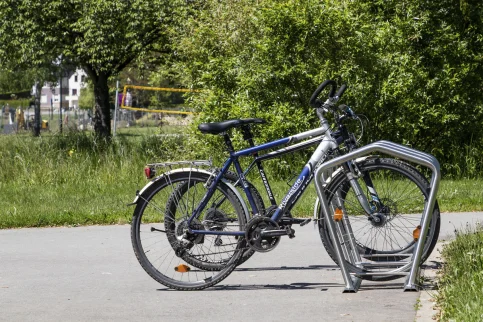 Fahrradparker 480 auf Trapezschiene als Reihananalge