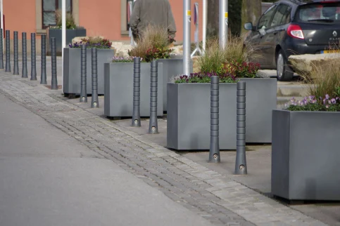Pflanzkübel 720 und Poller 001