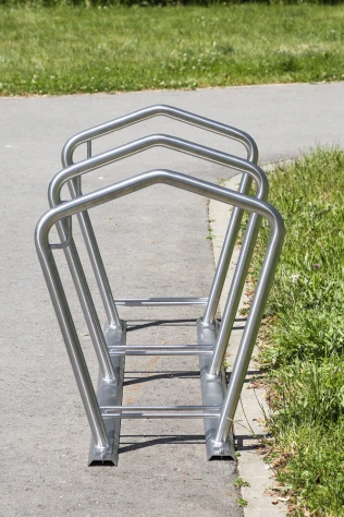 Fahrradparker 480 auf Trapezschiene als Reihananalge