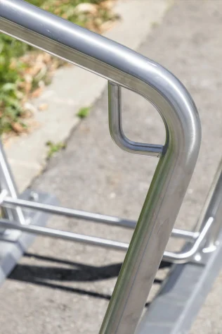 Fahrradparker 480 auf Trapezschiene als Reihananalge