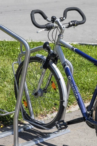 Fahrradparker 480 auf Trapezschiene als Reihananalge