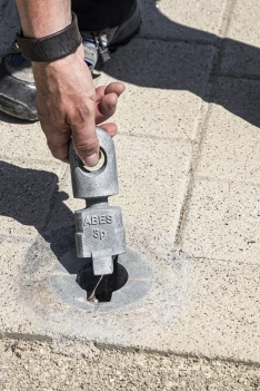 Verbindungsstück in die Bodenhülse einsetzen