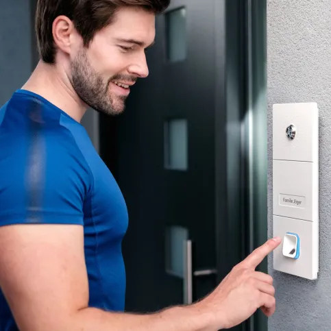 Der ekey sLine Fingerprint ist kompatibel mit vielen verschiedenen Sprechanlagen und verbindet diese mit dem Smart Home.