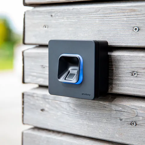 Den ekey xLine Fingerprint gibt es sowohl als Unter- als auch (wie hier abgebildet) als Aufputzvariante.