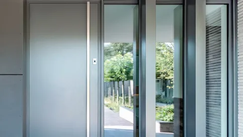 Im Türblatt verbaut, fügt sich der ekey dLine Fingerprint harmonisch ins Türdesign ein.