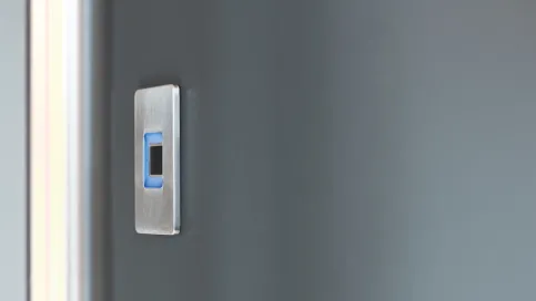 Die Touchbedienung des ekey dLine Fingerprint ist besonders einfach und benutzerfreundlich. Dank einer Montagehöhe von 155 cm kann der Fingerprint ergonomisch von der ganzen Familie bedient werden.