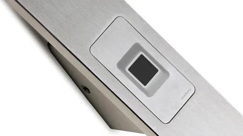Der ekey dLine Fingerprint lässt sich durch die kleinstmögliche Bauform schön im Türgriff verbauen.