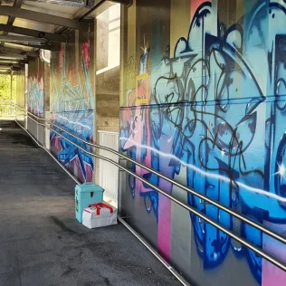 Für Graffitikunstwerke, die erhalten bleiben sollen, eignen sich Beton & Graffiti-Grund als Fixierung und Zwischenschicht und Extreme Protect DUO® als permanenter Graffitischutz.