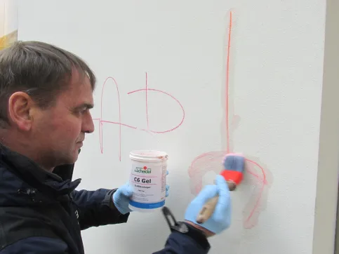 Von der mit Fluorosil® Premium geschützten Silikatfarbe kann Graffiti einfach mit Scheidel C6 Gel Graffitireiniger entfernt werden.
