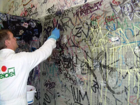 Auftragen des Graffitireinigers mit der Farbwalze.