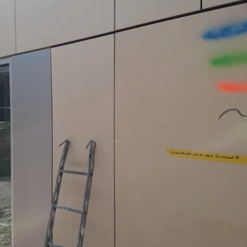 Individuell geschützter Architekturbeton, imprägniert an Testflächen mit HydroGraff® FL OS-A AGS Flüssig, Schule Berg am Laim, München