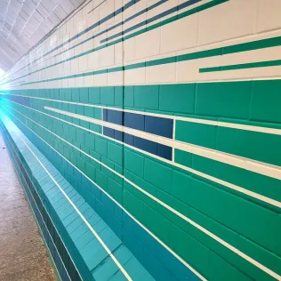 Permanente Graffitischutzlacke schützen gestrichene Fassaden, lackierte oder geflieste Fläche können effektiv und nachhaltig.