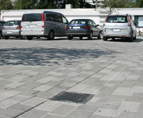BIRCOsir® Punktentwässerung mit Doppelsteg-Gussabdeckung.