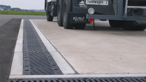 Das BIRCOsolid® Kastenrinnensystem gewährleistet optimale Dichtigkeit gegen Flüssigkeiten wie Kraftstoffe, Öle, schwache Laugen und Säuren.