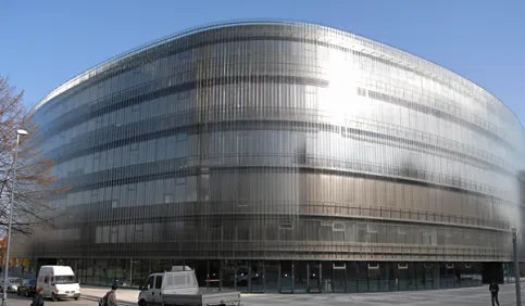 Bibliothek TU Prag CZ-Prague -LINIT®EcoGlass P 26/60/7, solar, TH (thermisch vorgespannt, Heat-Soak-Test), mit Lochbohrung