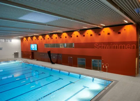 metogla Lamellendecken mit Lamellen aus Fichte oder Tanne in der Schwimmhalle Inselpark, Hamburg I Architekt: Bs2 Architekten GmbH, Hamburg I Fotograf: Fotografie Articus & Röttgen