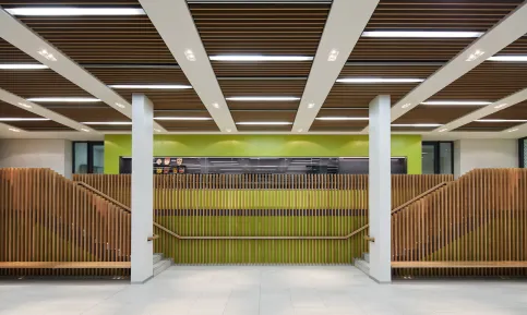 metogla Lamellendecken aus Aluminium in der Sporthalle der 82. Oberschule Dresden I Architekt: Architekturbüro Raum und Bau GmbH, Dresden I Fotograf: Robert Gommlich