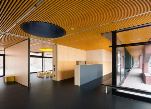 metogla Lamellendecken aus Kiefer in der Vinzenz Kindergrippe, Garching I Architekt: Schindhelm Moser Architekten, München I Fotograf: Qurin Leppert Fotografie