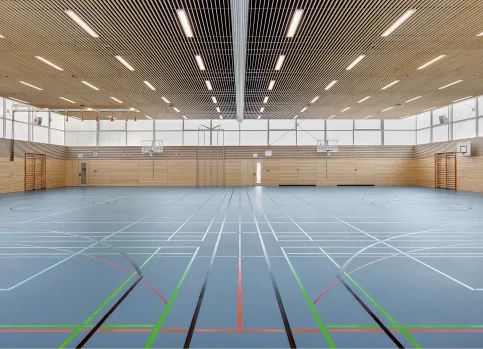 metogla Lamellendecken mit Lamellen aus Birke in der Sporthalle der Staatlichen Realschule für Mädchen, Neumarkt I Architekt: sturm+schmidtarchitekten partnerschaft mbB, Pyrbaum I Fotograf: Erich Spahn