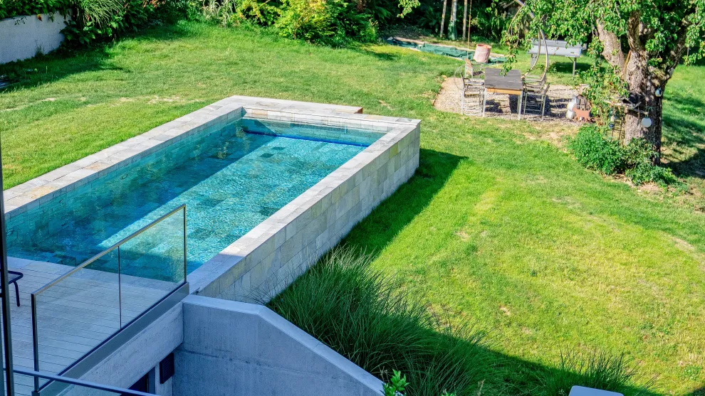 Privater Pool in Deutschland, umgesetzt von B&B Fliesen- und Naturstein GmbH