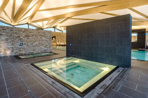 Silberquarzit in Pools des Great Northern Hotels in Dänemark