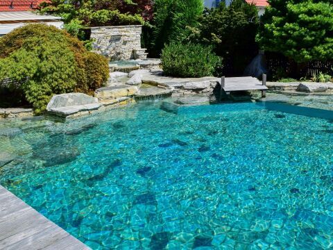 Mit Silberquarzit in die Pool- und Gartensaison