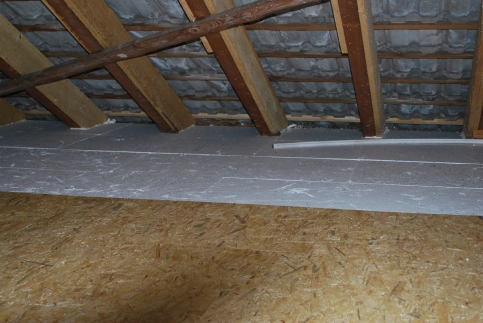 Gedämmter Dachboden mit HIRSCH Porozell Dachbodendämmelement OSB 12 mm