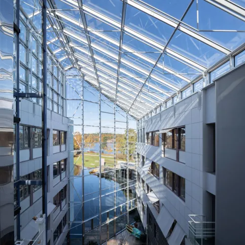 Die selektiven Sonnenschutz-Produktfamilien COOL-LITE® XTREME und COOL-LITE SKN sind auf Basis von ORAÉ® erhältlich, dem CO2-reduzierten Glas von Saint-Gobain Glass. (Foto Lasse Olsson)