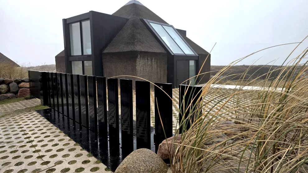 Private Toranlage auf Sylt mit versenkbaren Paneelen