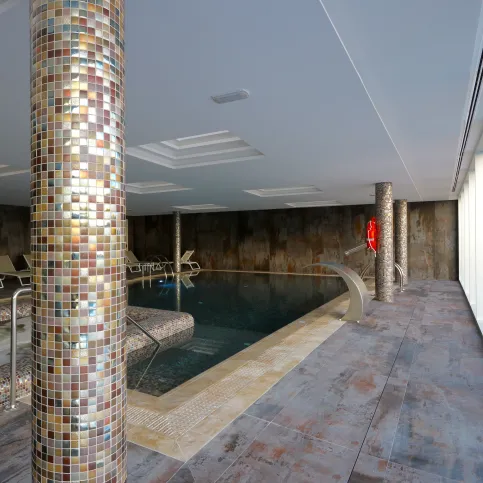 Wandbekleidung und Bodebeläge in Nassbereichen: Dekton® Grip+, Trilium