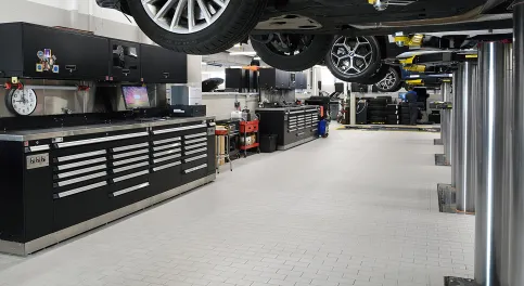 Rechteckige Industriefliesen bei BMW