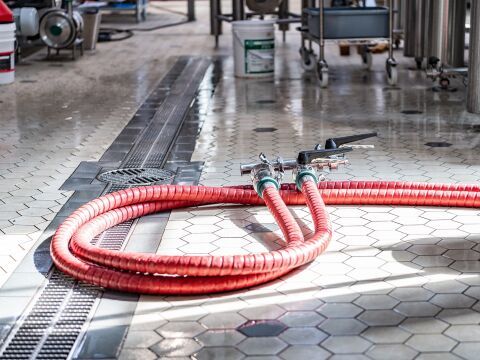 Hochbelastete Industrieböden dauerhaft, nachhaltig und hygienisch gestalten