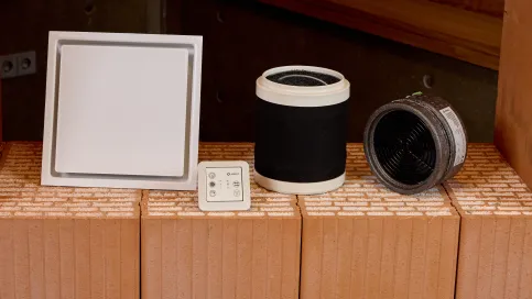 Das Aireco® Lüftungssystem beinhaltet verschiedene Innenblenden, Steuerungen sowie das Lüftungsgerät mit WRG und G3-Filter.