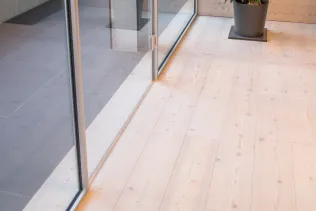 Gleiche Bautiefe von Glastür und Festfeldrahmen
