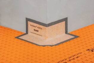 Schlüter®-KERDI-KERECK-FA Vorgefertigte Außenecken, hier auf DITRA