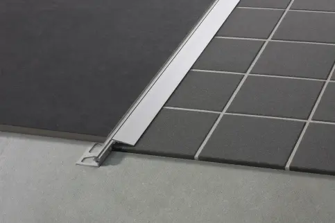 Schlüter®-RENO-V zur stufenlosen Verbindung verschieden hoher Bodenbeläge.