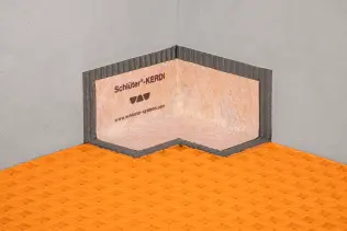 Schlüter®-KERDI-KERECK-FI Vorgefertigte Innenecken, hier auf DITRA