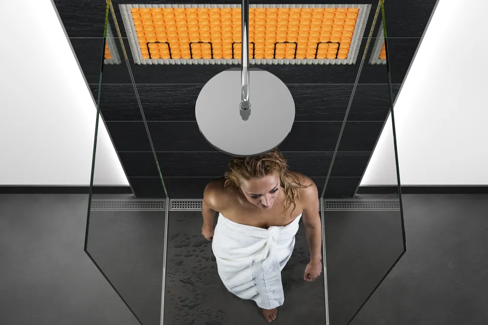 In die Wand integriert, sorgt DITRA-HEAT-E für angenehme, unsichtbare Wärme.