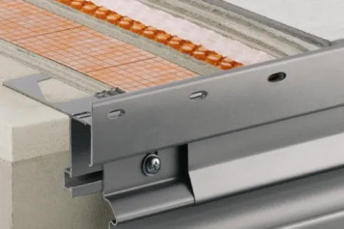 Abschlussprofil BARA-RTKE mit Drainagematte DITRA-DRAIN und Abdichtungsband KERDI-KEBA
