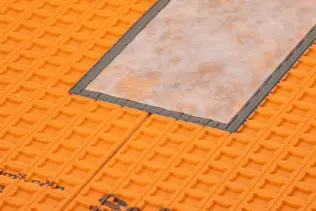 KERDI-KEBA mit KERDI-COLL-L zum Abdichten von Stoßverbindungen (hier mit DITRA) und Wand-Bodenanschlüssen
