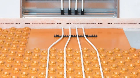 Die Ausgleichsplatte Schlüter-BEKOTEC ENFGK-PS wird vor Heizkreisverteilern eingesetzt, um die Montage der Heizrohre im Verteilerschrank zu erleichtern. Die Platte ist rückseitig selbstklebend und mit Schutzfolie versehen.