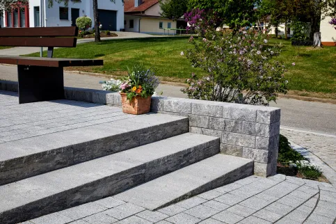 Via Castello Blockstufen, in Kombination mit Mauersystem gespalten in Marmorgrau Nr. 15 und Eganto-Kombi Mondo-Graniti hellgrau