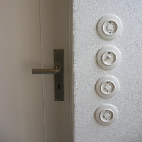 3 x Wippschalter und Kippschalter mit Einzelabdeckung rund Duroplast