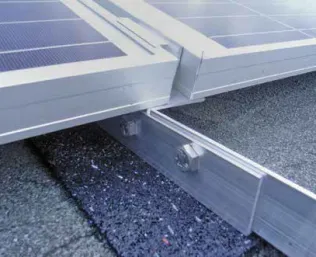 REGUPOL solar als Schutzlage für Solaranlagen auf Flachdächern