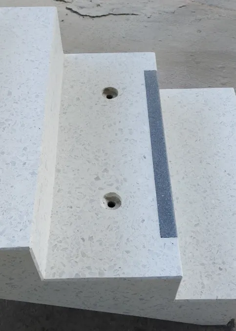 Fertigteiltreppe aus Betonwerkstein, Transportöffnungen lassen sich mit Plomben schließen