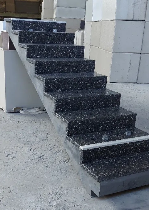 Fertigteiltreppe mit Belagstufen aus Betonwerkstein, feingeschliffen.
