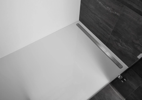 Schlanke Ablaufrinne mit Designblende