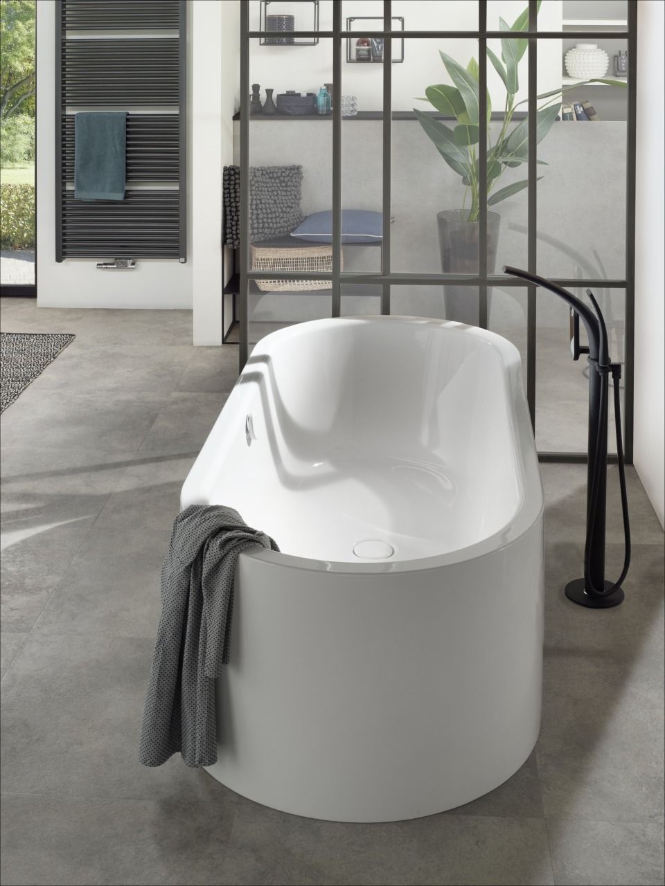 Badewanne MEISTERSTÜCK CENTRO DUO OVAL, Mod.1127-4040 1700x750mm alpinweiß, Antislip, Perl-Effekt, mit emaillierter Schürze, n. DIN 4109,VDI 4100 SST III, SIA 181, inkl. Garnitur KA 4040