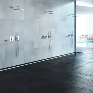 Reihenduschrinne ACO ShowerDrain Public 110 mit Gefällekeil aus Edelstahl | © ACO Haustechnik
