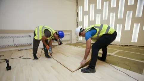 Die verstärkten Verbund-Spanplatten werden auf einer akustischen Trennschicht direkt auf die primäre oder sekundäre Bühnenkonstruktion montiert.